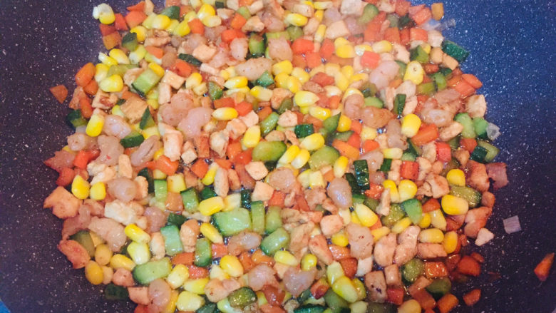 玉米炒虾仁,倒入淀粉和适量<a style='color:red;display:inline-block;' href='/shicai/ 156925'>水</a>勾芡，翻炒半分钟