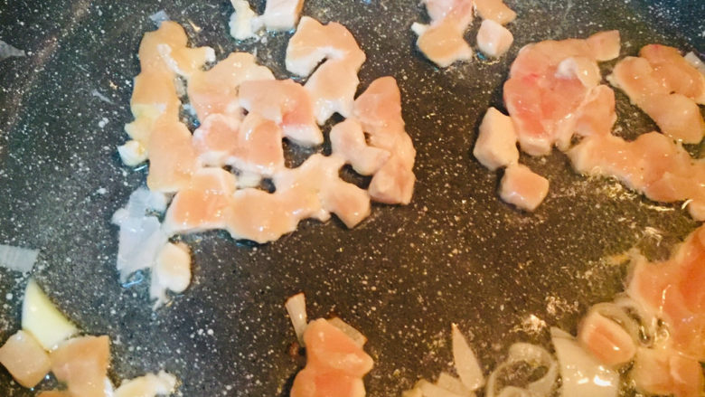 玉米炒虾仁,放入鸡肉丁翻炒至鸡肉成白色