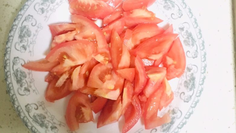 番茄菌菇豆腐汤,西红柿去皮、切块备用!