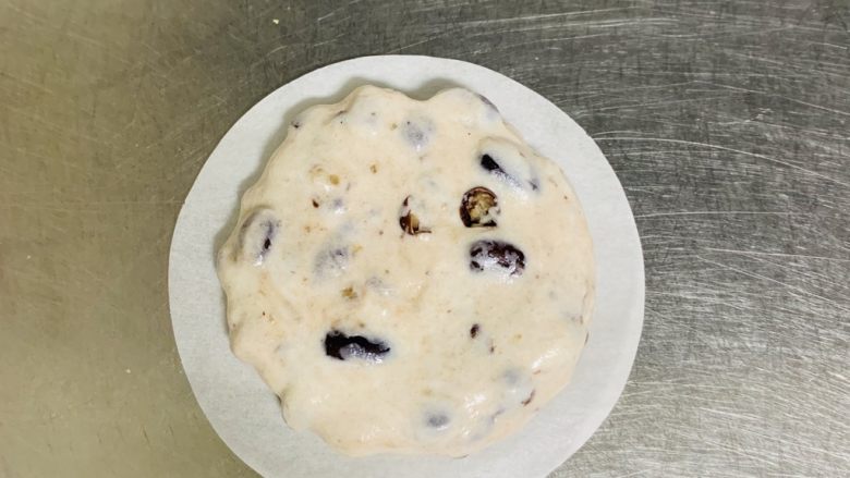 红豆年糕,放在烘焙纸上用手指轻轻按扁,厚度为1厘米。