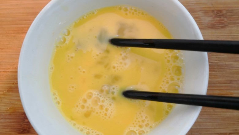 芙蓉鲜蔬汤,用筷子,搅拌均匀,备用
