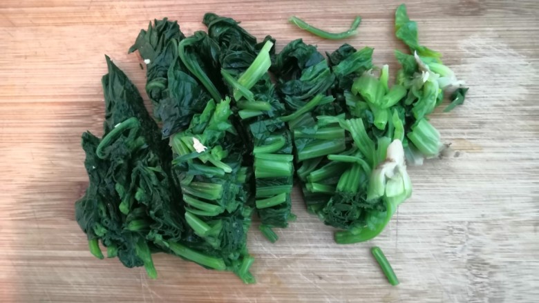芙蓉鲜蔬汤,菠菜过凉后,挤干水份,切小段备用