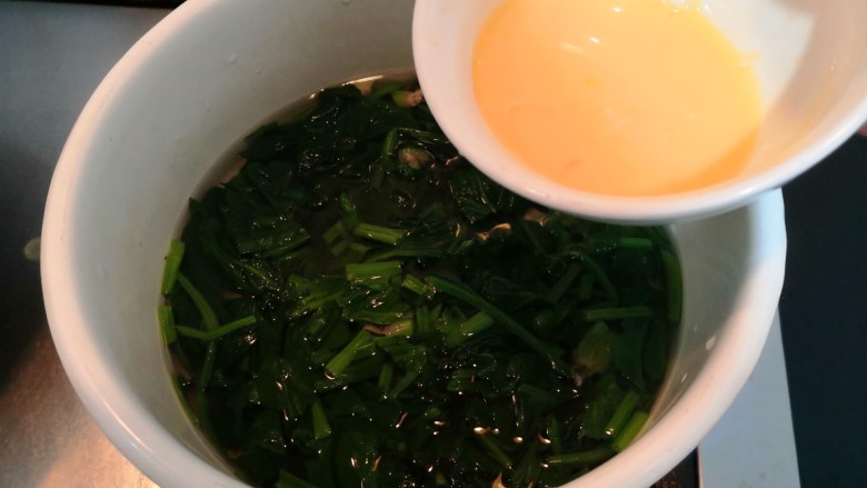 芙蓉鲜蔬汤,再次煮开,倒入鸡蛋液