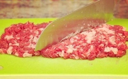 香酥牛肉饼,将<a style='color:red;display:inline-block;' href='/shicai/ 216'>牛肉</a>切成半个厘米见方的小丁,然后粗粗地用刀剁几个来回,不要剁太细