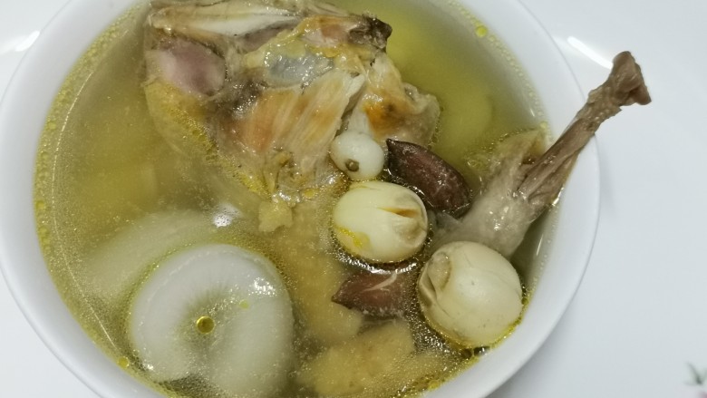 川贝海底椰炖鹧鸪,汤味甘中微微带苦,是川贝所至。
