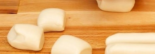 香酥牛肉饼,把面团分成两等份,其中一份放回保鲜膜内备用,把另外一份分成6个大小相等的剂子,用手将这些剂子滚成长度大约为8厘米的长条,在每个长条表面涂抹一层花生油