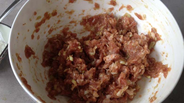 虎皮尖椒酿肉,顺着一个方向用筷子搅打上劲,这样搅打好的肉馅紧实有嚼劲