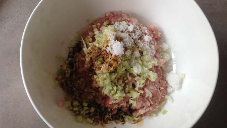 虎皮尖椒酿肉,加 <a style='color:red;display:inline-block;' href='/shicai/ 788'>生抽</a>1小勺、老抽1小勺、五香粉少许、香油和两小勺的水
