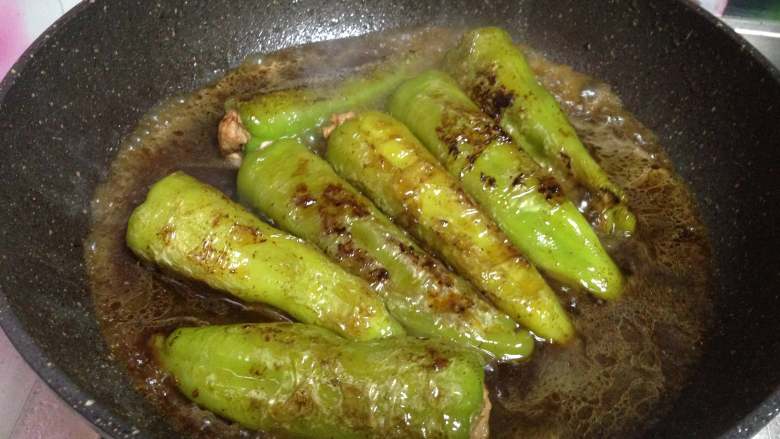 虎皮尖椒酿肉,倒入事先调好的碗汁,直到汤汁变得浓稠