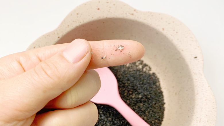 宝宝辅食:妈妈牌 黑芝麻酱 六个月加 ,炒至用用手一捏就碎。