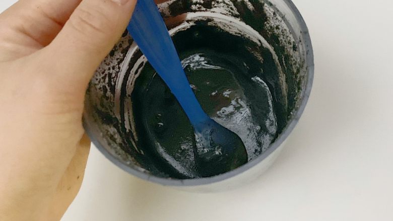 宝宝辅食:妈妈牌 黑芝麻酱 六个月加 ,慢慢的打至出油(过程有点漫长。一定要坚持噢)