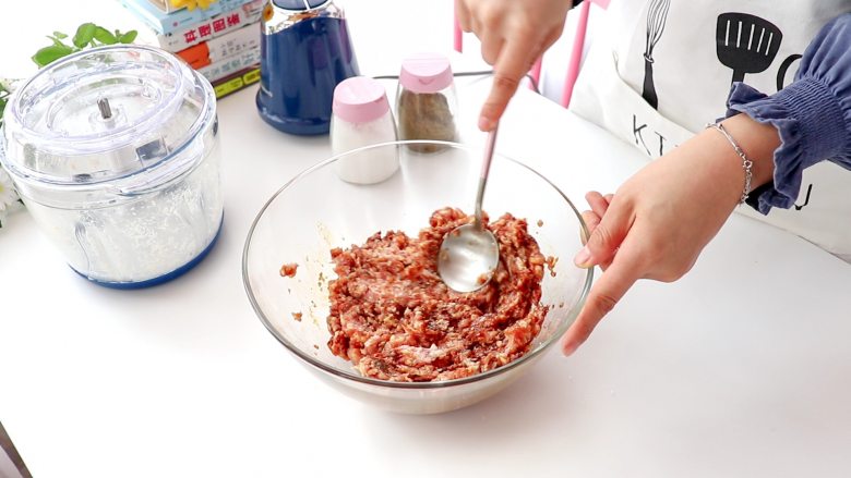 白菜猪肉馅饺子,搅拌均匀,放置备用
tips:这里猪肉不需要搅拌上劲,只需要和调味品混合均匀,让猪肉腌制入味快一些