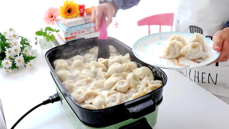 白菜猪肉馅饺子,煮熟的饺子捞出
tips:具体时间也没有说多久,一般我都会尝馅料是否熟,肉多的话就多煮一会儿这样子