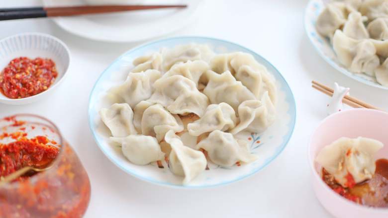白菜猪肉馅饺子,今日份包饺子的全过程,一次可以多做一些,放在冰箱冷冻保存,吃时拿来煮就好了,不比外面买的速冻饺子差呢!