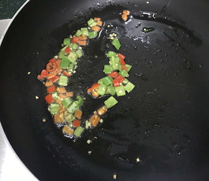 蒜蓉粉丝蒸生蚝,炒锅倒油烧热,下红绿杭椒爆香