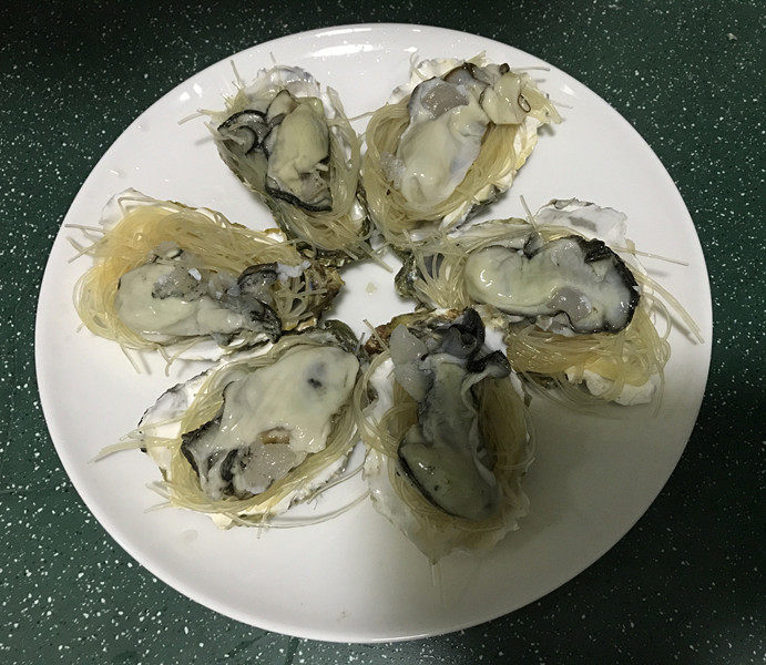 蒜蓉粉丝蒸生蚝,把拌好的粉丝铺在生蚝壳上,再把蚝肉放上面