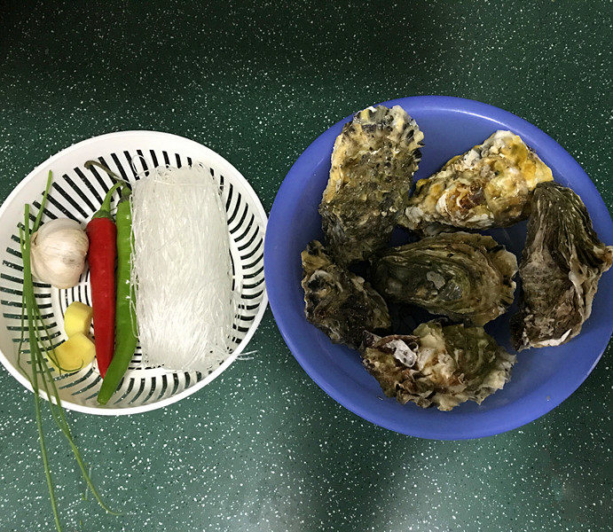 蒜蓉粉丝蒸生蚝,准备好食材