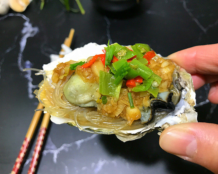 蒜蓉粉丝蒸生蚝,一口一个,真是太好吃了