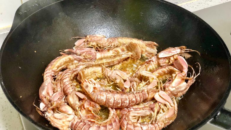 香辣皮皮虾,再次大火烧开油,放入皮皮虾复炸一次,这样就会有外酥里嫩的口感哦!