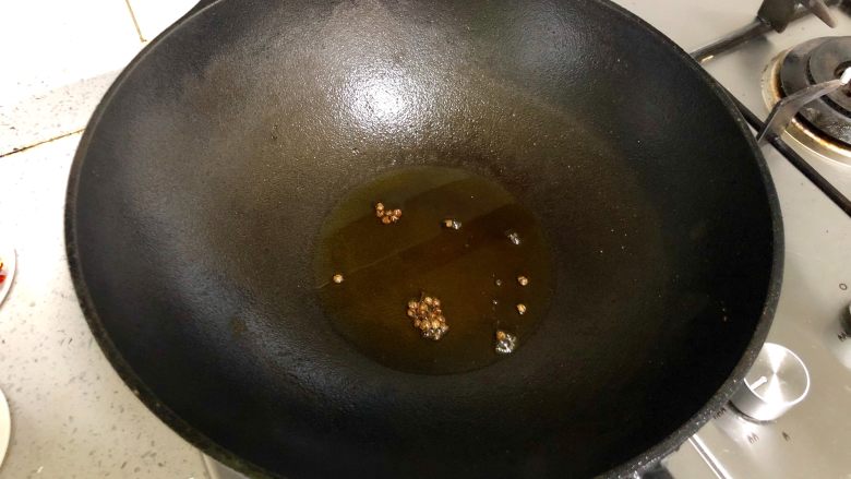 香辣皮皮虾,油锅去除残渣,清洗干净,重新加入少许油,放入<a style='color:red;display:inline-block;' href='/shicai/ 700'>花椒</a>爆香。