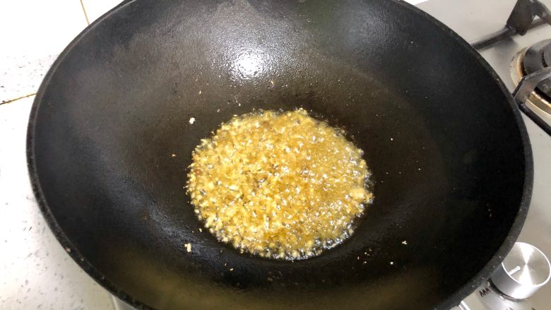 香辣皮皮虾,倒入切好的生姜大蒜末,蒜末可用小火炸的干一点,但是不要炸焦哦。
