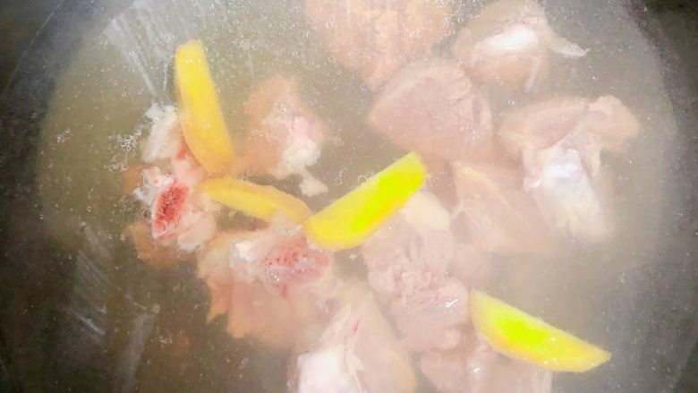冬日暖心菜~羊肉焖黎麦饭,<a style='color:red;display:inline-block;' href='/shicai/ 329'>羊肉</a>入锅放3滴料酒和姜片一起焯水去浮末