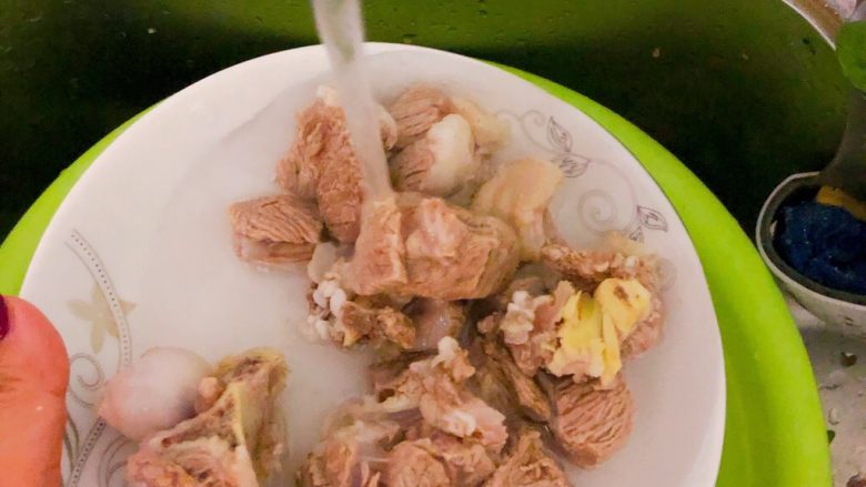 冬日暖心菜~羊肉焖黎麦饭,炒好水的羊肉过一下凉水,放置一旁