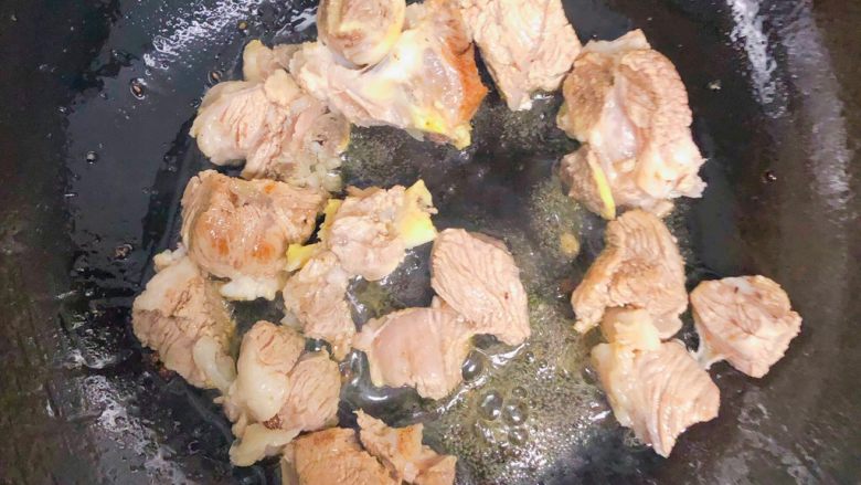冬日暖心菜~羊肉焖黎麦饭,把羊肉入锅炒香