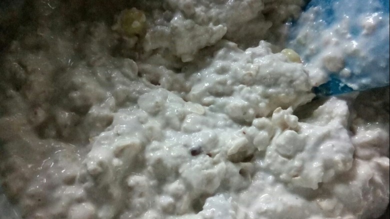 #情暖冬日# 苹果燕麦饼,用牛奶把燕麦和面粉调合成半流动状。