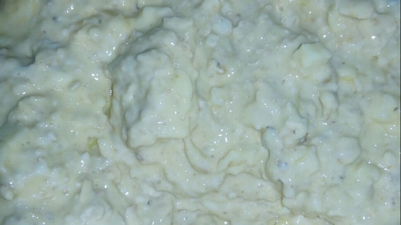 #情暖冬日# 苹果燕麦饼,将面糊全部拌匀。