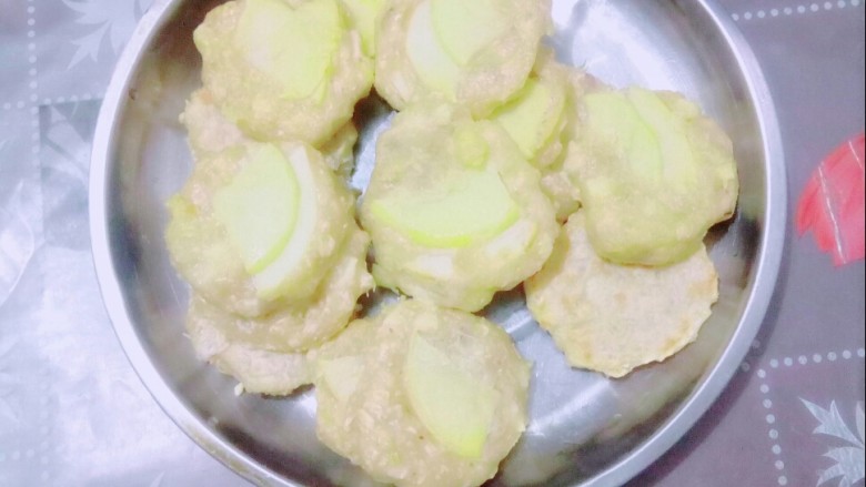 #情暖冬日# 苹果燕麦饼,两面烙好的饼,起锅装盘。