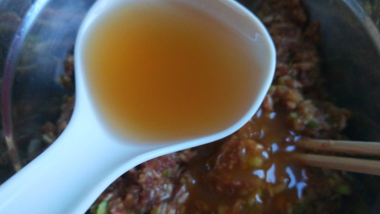 香酥牛肉饼,倒入熟<a style='color:red;display:inline-block;' href='/shicai/ 849'><a style='color:red;display:inline-block;' href='/shicai/ 849'>花生油</a></a>,加入适量盐,搅拌均匀即可。