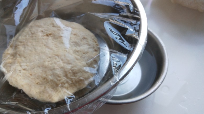 香酥牛肉饼,把面盆放在水盆中,