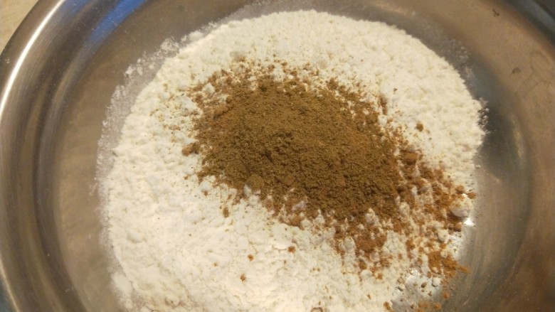 香酥牛肉饼,这时候在用一个小盆,加入适量面粉,花椒粉,五香粉,孜然粉,鸡粉。