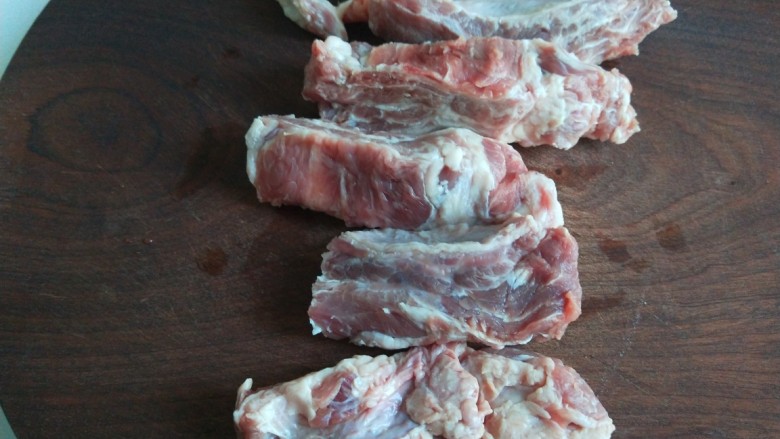 香酥牛肉饼,发面的时间就可以准备<a style='color:red;display:inline-block;' href='/shicai/ 216'>牛肉</a>馅了,我用的是肥瘦均匀的牛腩肉。