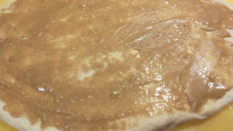香酥牛肉饼,擀成长面皮,沫上一层油酥。