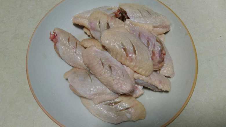 可乐鸡翅,鸡翅洗净,在表面稍微划几刀好入味