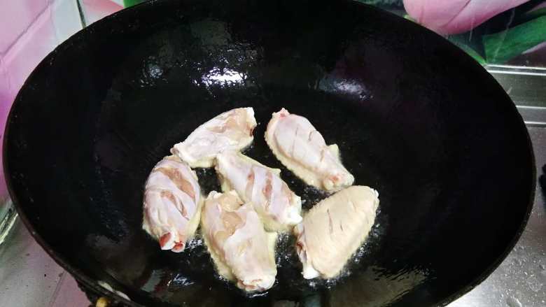 可乐鸡翅,锅烧热内加一点油下入鸡翅