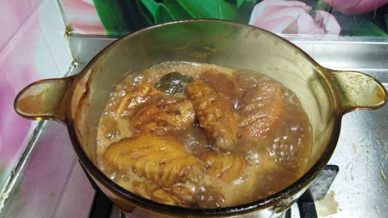 可乐鸡翅,煮到汤汁粘稠,放入适量的盐就可以起锅了。