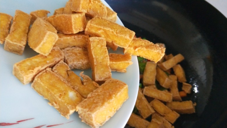 鱼香脆皮豆腐,加入少许<a style='color:red;display:inline-block;' href='/shicai/ 46964'>郫县豆瓣酱</a>炒出红油,倒入豆腐。