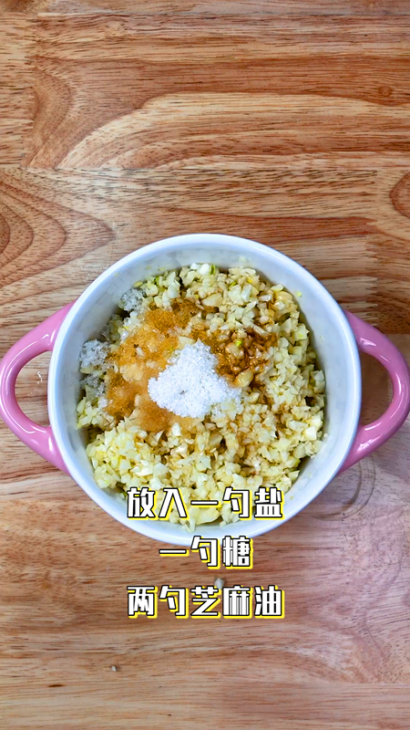 网红卜卜贝,现在开始调味，一勺盐、一勺<a style='color:red;display:inline-block;' href='/shicai/ 10588'>糖</a>、两勺<a style='color:red;display:inline-block;' href='/shicai/ 3738'>芝麻油</a>，搅拌均匀