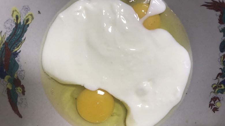 酸奶蛋糕,倒入酸奶