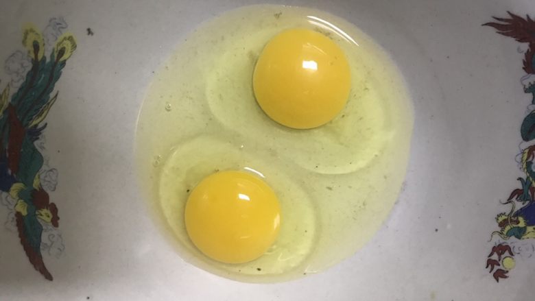 酸奶蛋糕,两个鸡蛋打入碗中