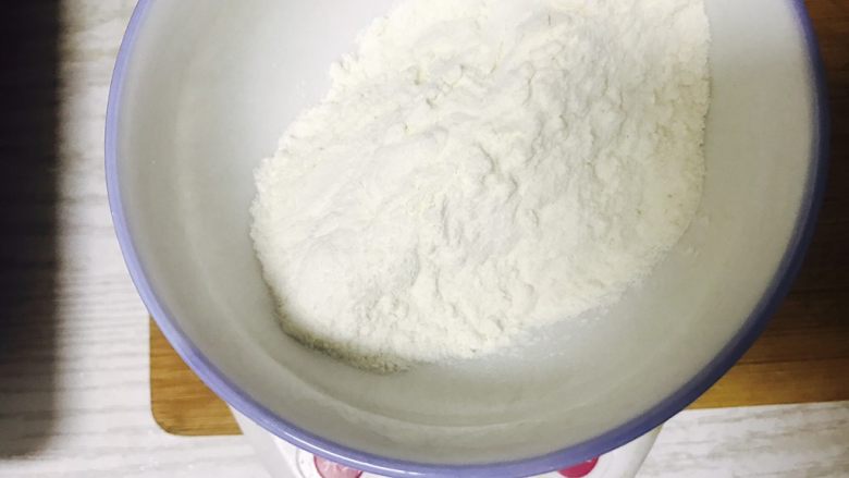 酸奶蛋糕,50克<a style='color:red;display:inline-block;' href='/shicai/ 519'>面粉</a>