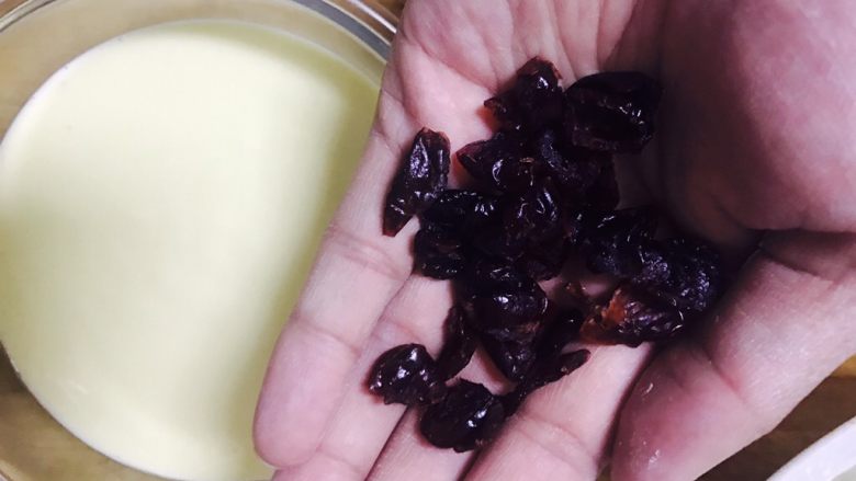 酸奶蛋糕,准备好<a style='color:red;display:inline-block;' href='/shicai/ 109174'>蔓越莓干</a>