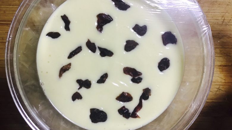 酸奶蛋糕,盖上保鲜膜，牙签扎几个小孔