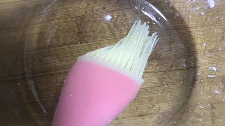 酸奶蛋糕,玻璃碗里刷油