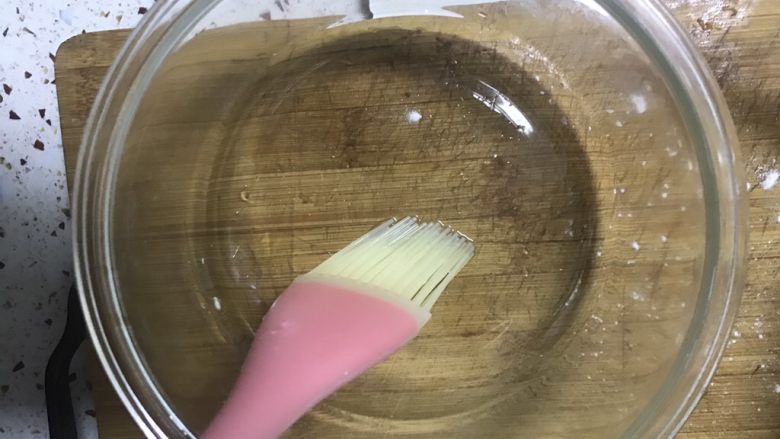 酸奶蛋糕,刷均匀方便脱模