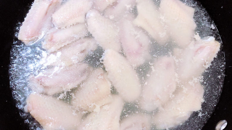 可乐鸡趐,锅中烧开水,焯一下鸡翅。