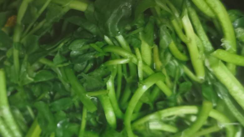西洋菜凤爪排骨汤(清燥润肺),西洋菜先用清水洗一遍,接着用淡盐水浸泡15分钟后,再换水洗一遍。用锅烧开水,西洋莱焯水备用。